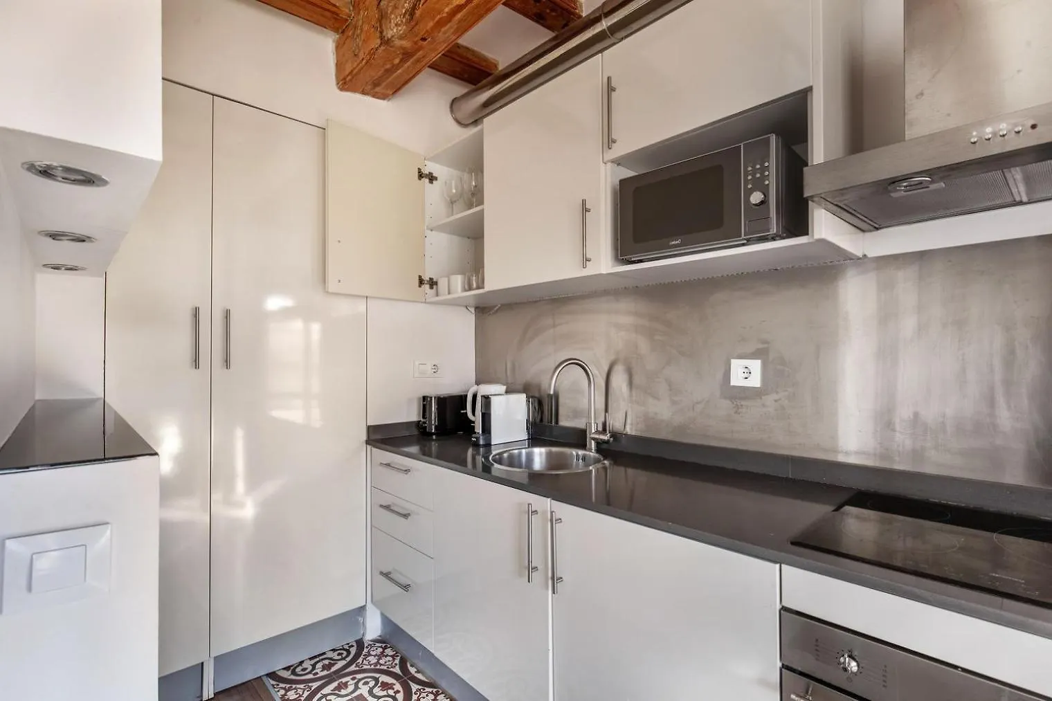 Blueground El Born Balcony Private Terrace Bcn-125 Apartment Barcelona Spain